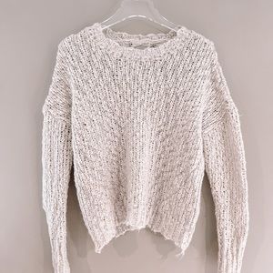 Universal thread cream/white sweater. Used in good condition.